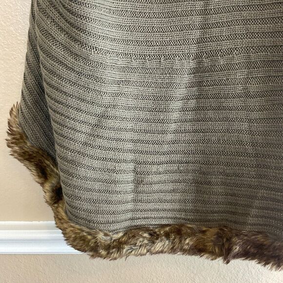 Cable Knit Sweater Vest Cardigan Sz OS With Faux Fur Trim Olive Green Cozy Top - Picture 10 of 11